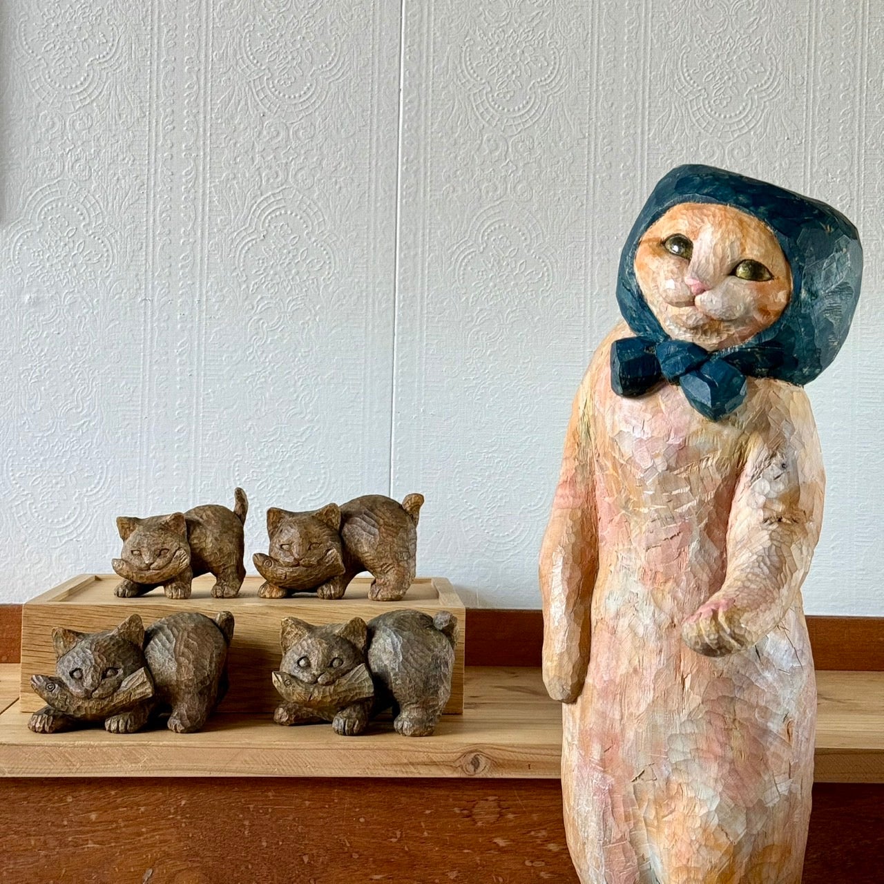 木製 猫とカエルの彫刻 にらめっこ 木彫り 猫 道刃物工業株式会社